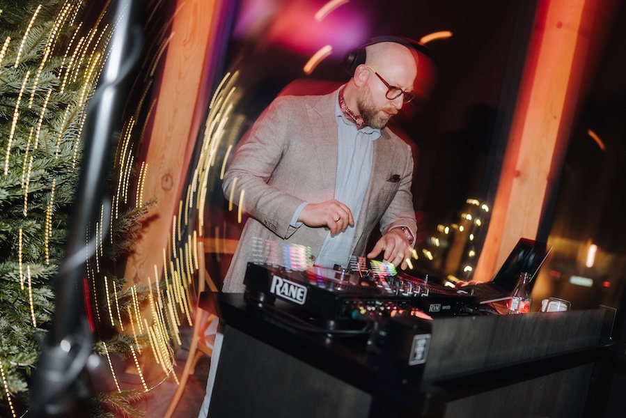 DJ w eleganckim stroju, impreza weselna